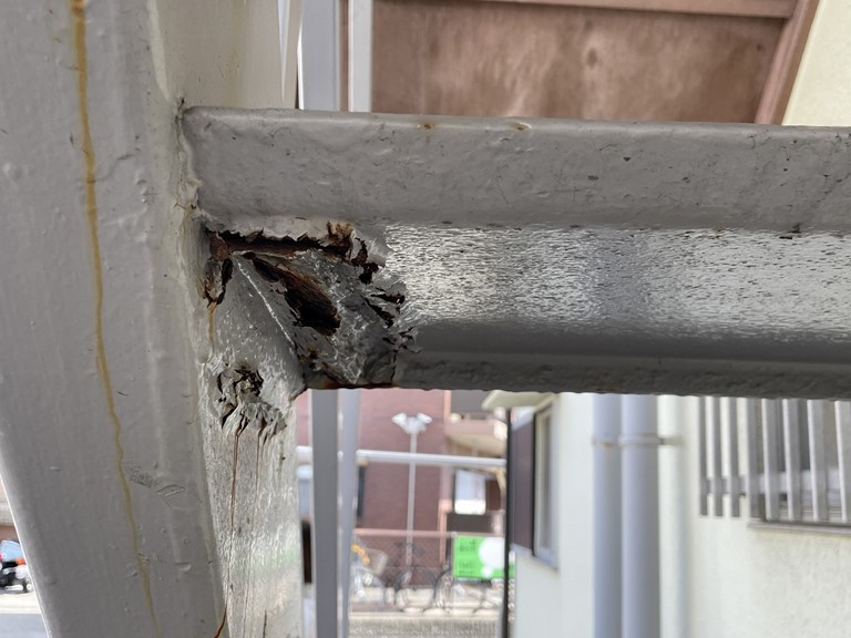 和歌山市、鉄階段の塗膜が剥がれると錆びます