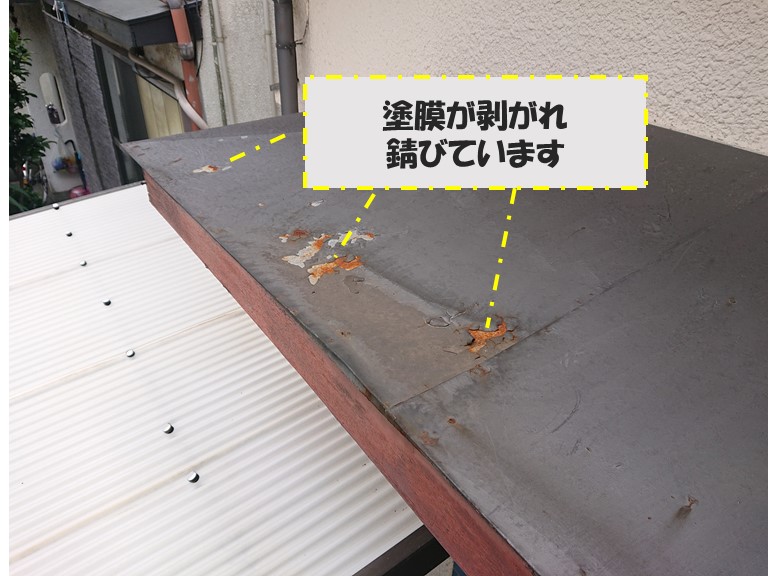 和歌山市で、金属屋根の塗膜が剥がれ錆が発生していました