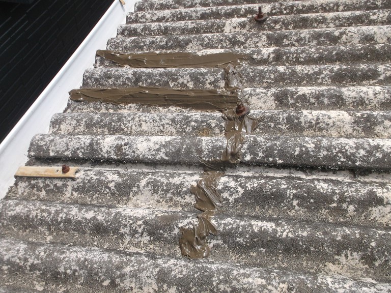 和歌山市でアスベスト含有の波型スレートの簡易補修でシーリングし、完成した