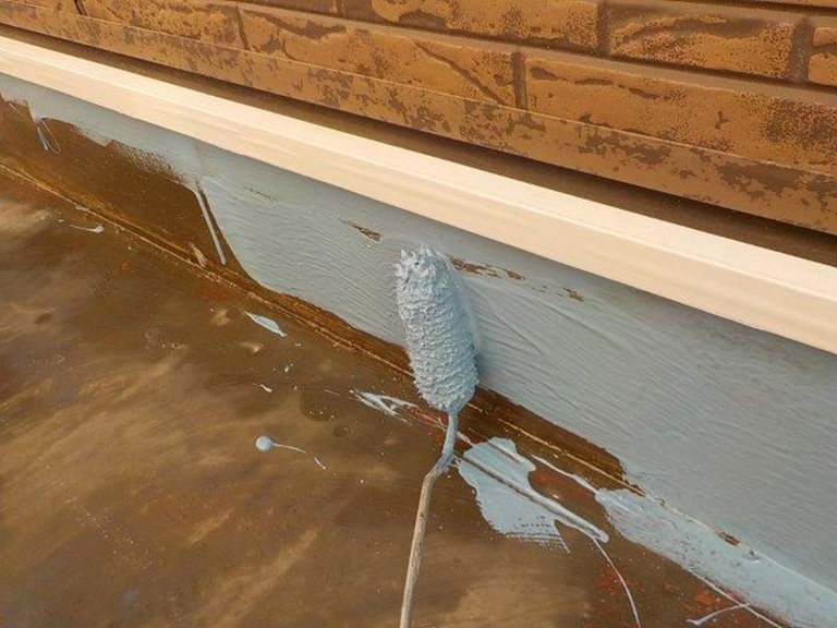 和歌山市でウレタン樹脂をローラーで塗ります