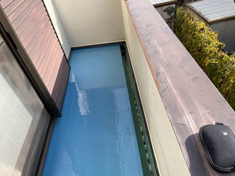 和歌山市でウレタン防水を施工しトップコートで保護します