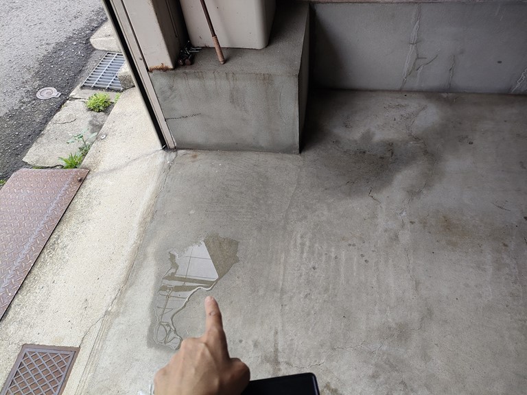 和歌山市でガレージの床に雨水が溜まっていました