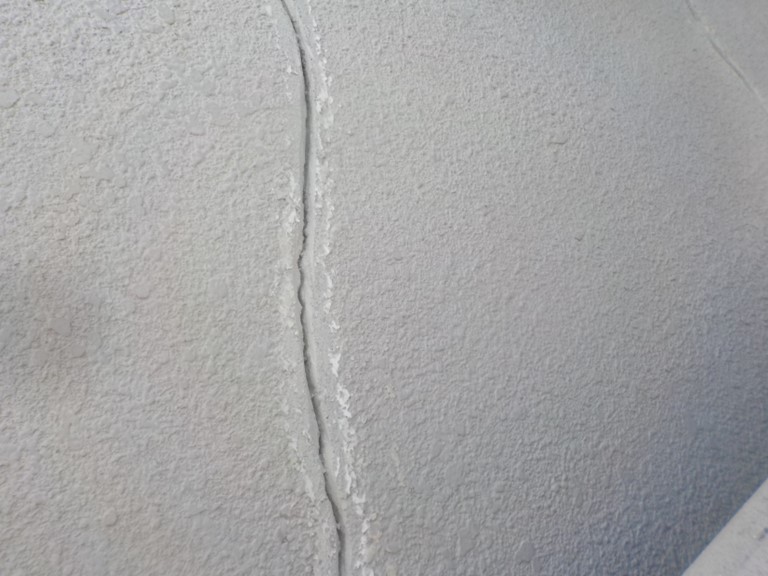 和歌山市でクラックの幅を広げてエポキシ樹脂で補修します