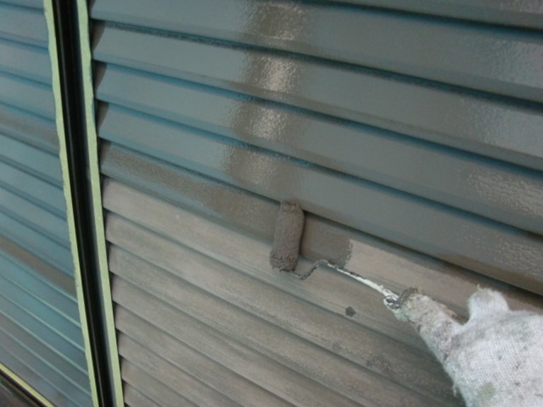 和歌山市でケレン作業をした後、シャッターを塗装します