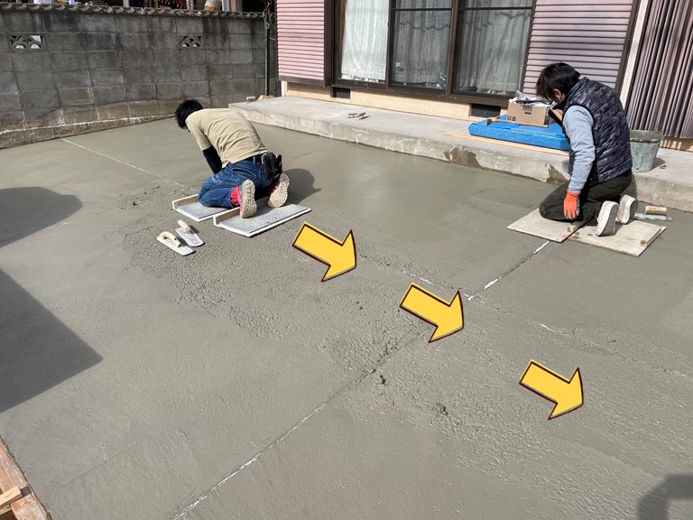 和歌山市でコンクリートの表面をコテで整えます