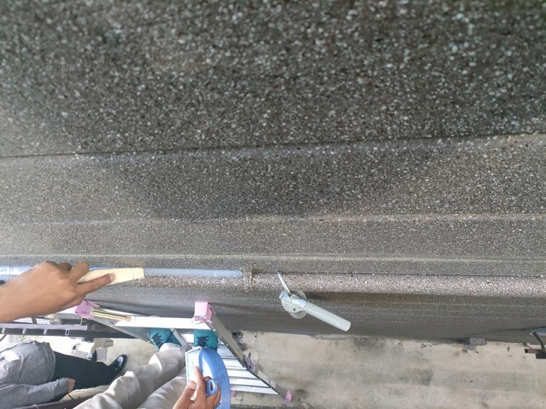 和歌山市でコーキングをヘラで押さえます