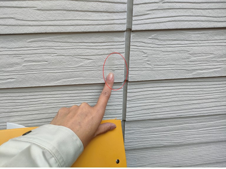 和歌山市でサイディングを固定する釘の頭が見えていた