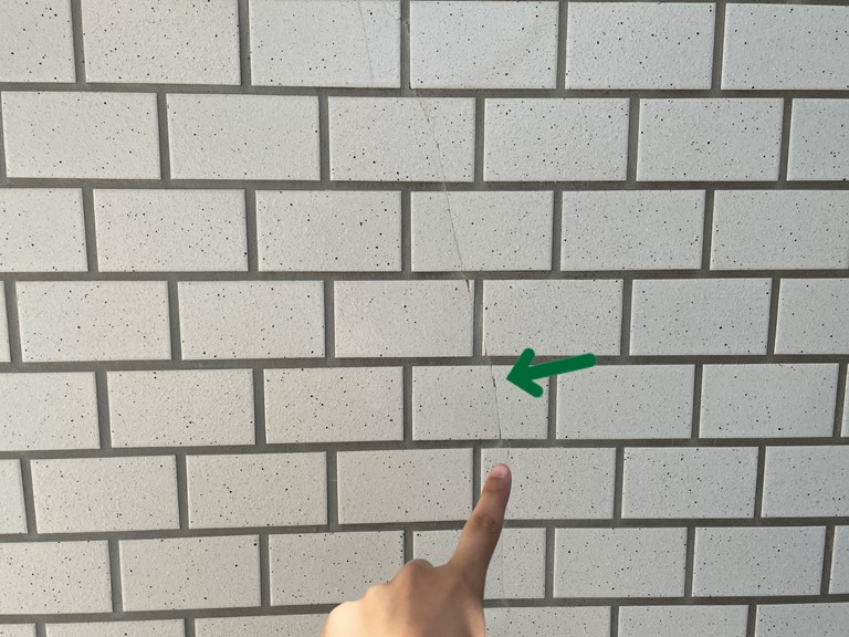 和歌山市でタイルにクラックが発生