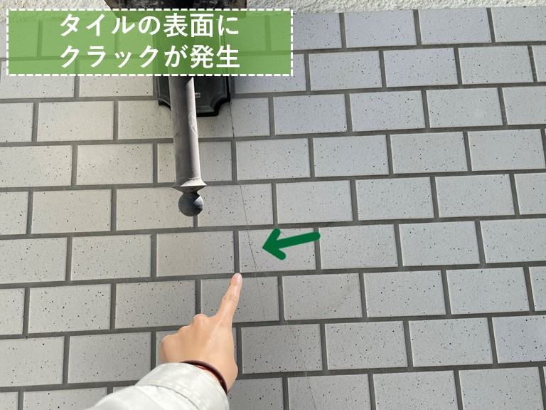 和歌山市でタイルの壁にひび割れが発生