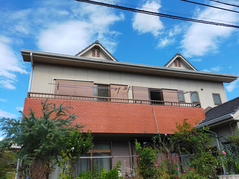 和歌山市でバルコニーのタイル壁を金属サイディングへ張り替えます