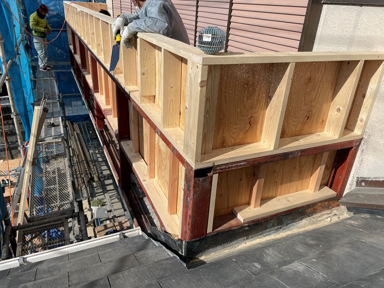 和歌山市でバルコニーの壁の下地を作ります