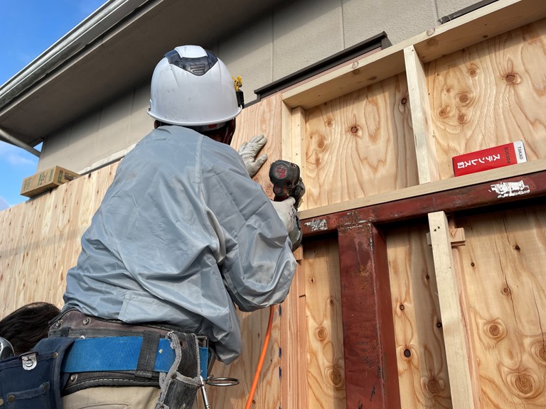 和歌山市でバルコニーの壁の下地を合板で作ります