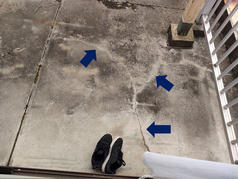 和歌山市でベランダの保護モルタルにひび割れが発生