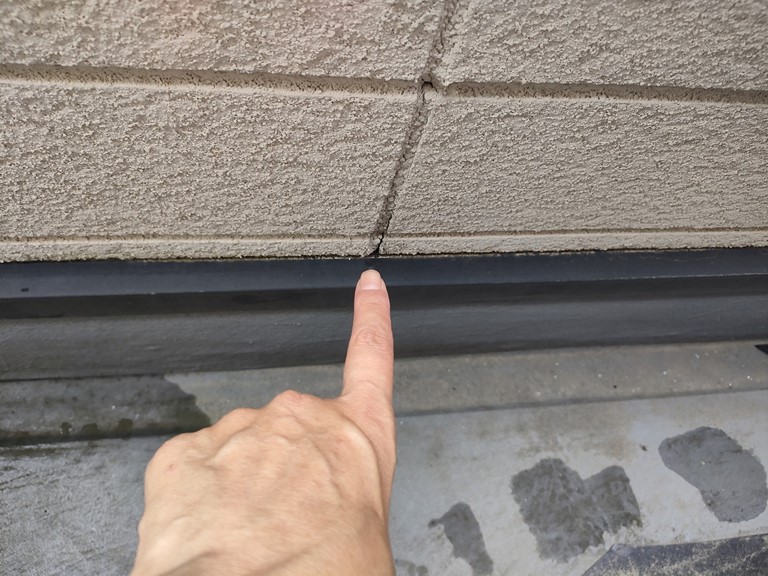 和歌山市でベランダの壁にもひび割れ