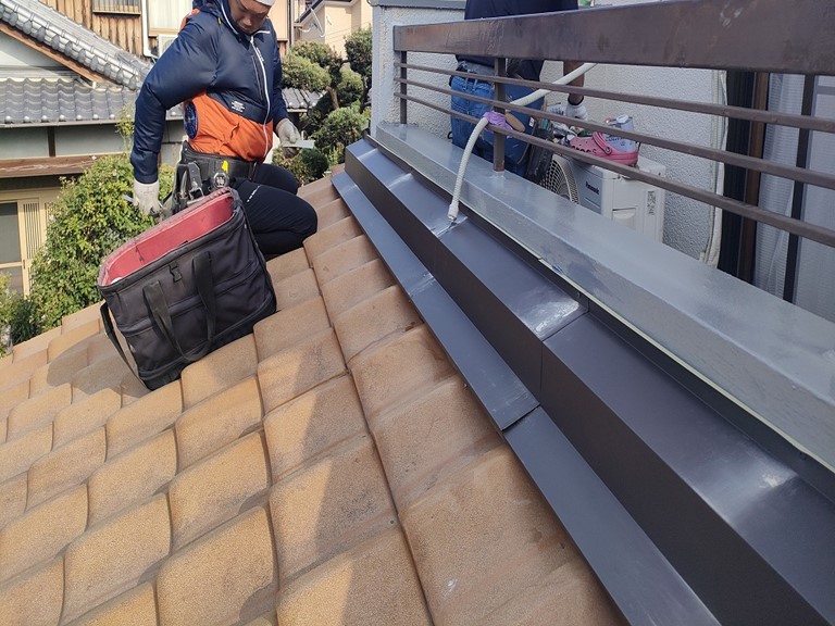 和歌山市でベランダ壁と下屋の取合いにガルバリウム鋼板を設置します