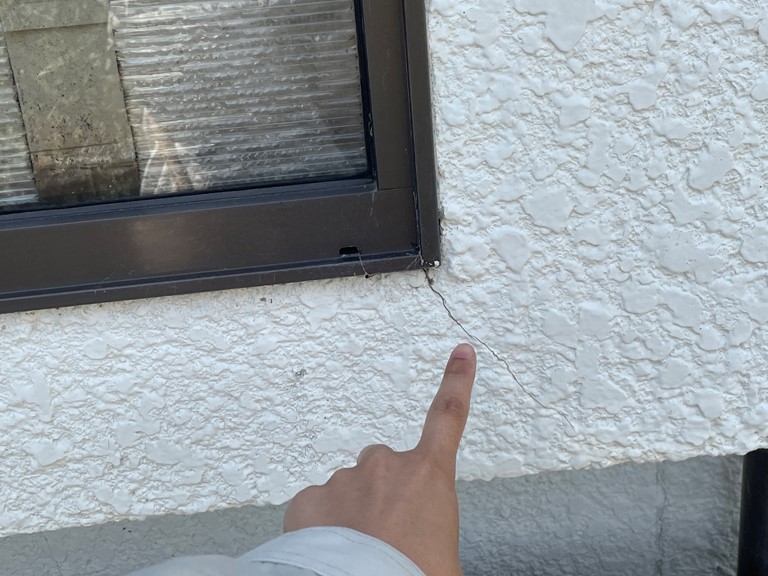 和歌山市でモルタル壁のサッシ周りにもひび割れが発生しています