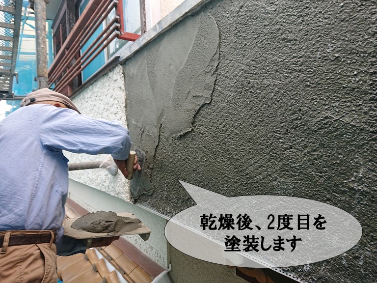 和歌山市でモルタル復旧工事で2度目を塗装していきます