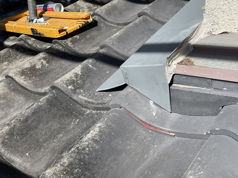 和歌山市で一部の壁際水切りにガルバリウム鋼板の水切りを設置