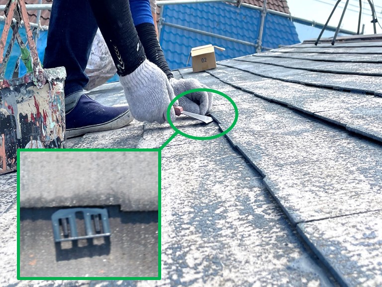 和歌山市で以前水性塗料で屋根塗装を行っており、膜厚が付きやすいので縁切りしてからタスペーサーを挿入します