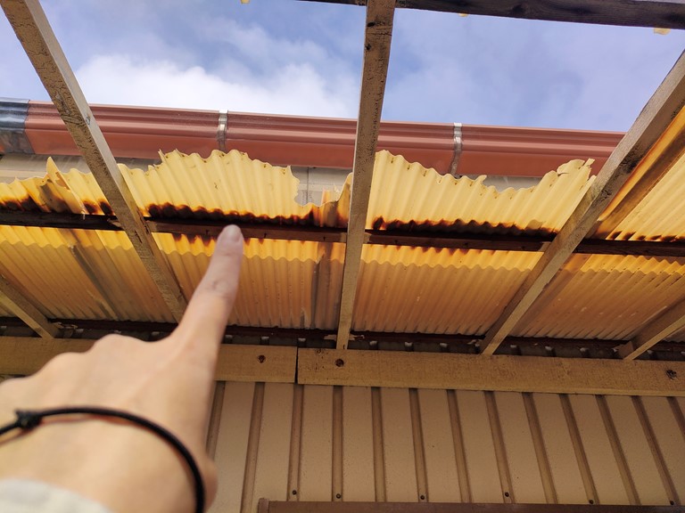 和歌山市で塩ビ波板が劣化で割れて飛散