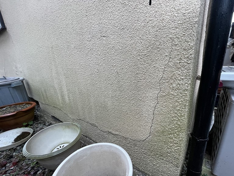 和歌山市で外壁にクラックが発生