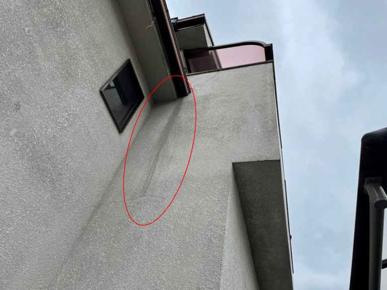 和歌山市で外壁に雨垂れ