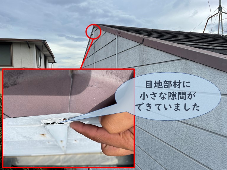 和歌山市で外壁を固定する目地部材の先のシーリングが割れて目地内部に雨水が侵入しています