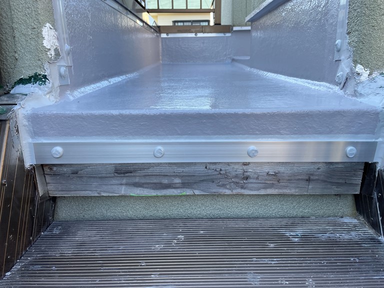 和歌山市で外部階段を防水工事し、雨漏りを止めます