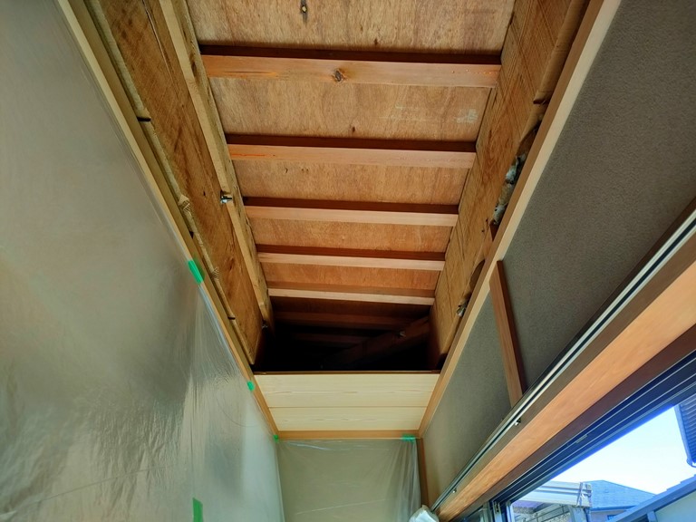 和歌山市で天井板を固定していきます