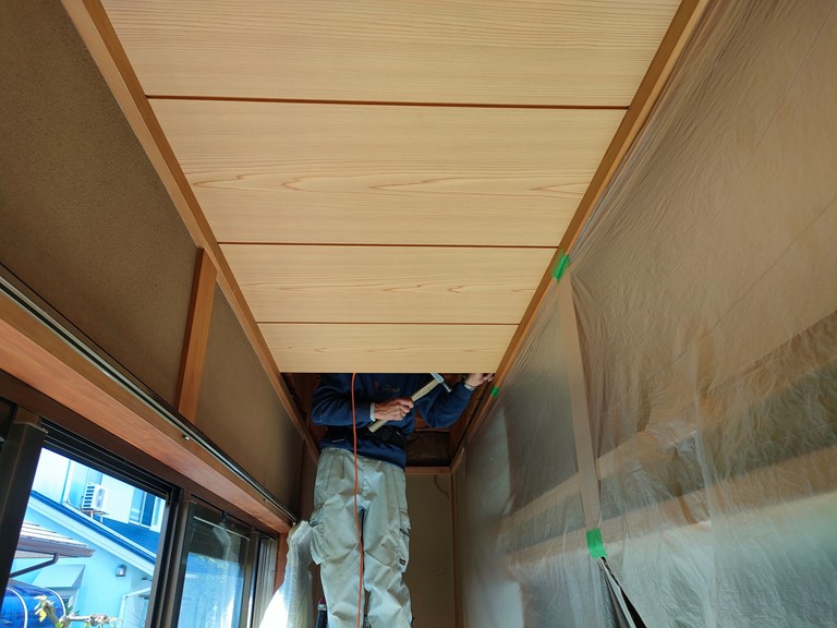 和歌山市で天井板を釘で固定しました