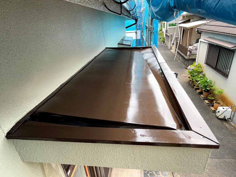 和歌山市で庇の板金塗装が完成しました