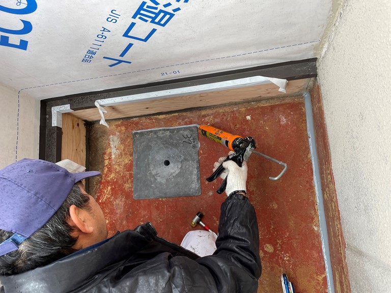 和歌山市で改修用ドレンの周囲をコーキングで防水