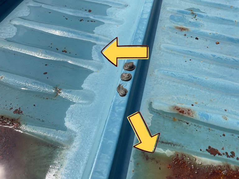 和歌山市で板金屋根に雨水が溜まっていました