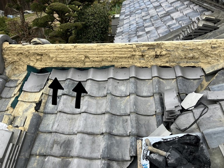 和歌山市で桟瓦を一列増やしてから棟瓦を積みます