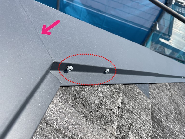 和歌山市で棟板金の継ぎ目とビス頭にコーキングを充填します