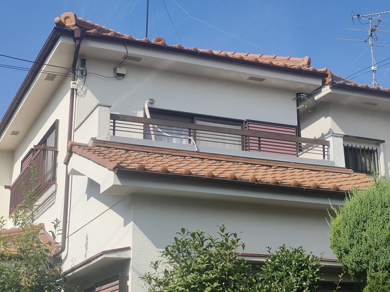 和歌山市で横降りの雨が侵入しなように板金を被せていきます