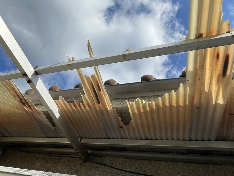 和歌山市で波板が割れて飛散