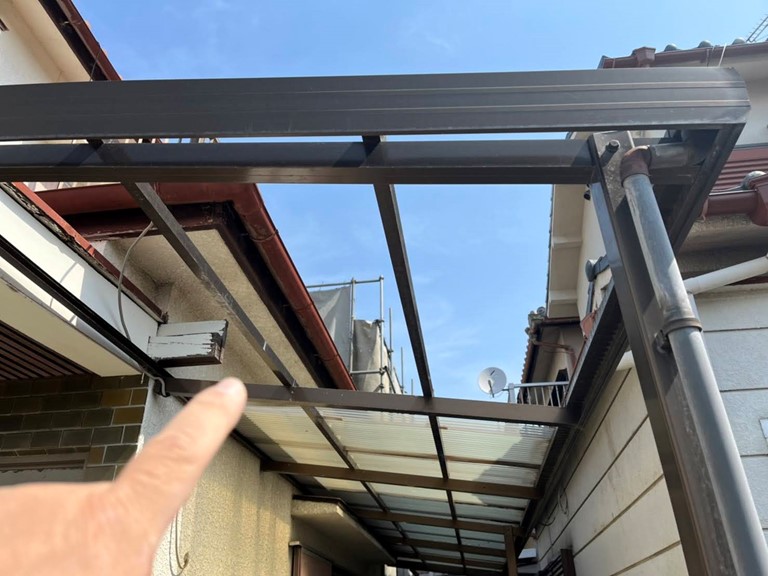 和歌山市で波板が数枚飛散