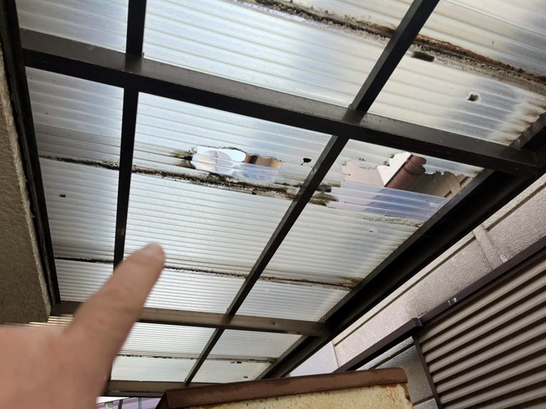 和歌山市で波板が火事の消火中に破損した