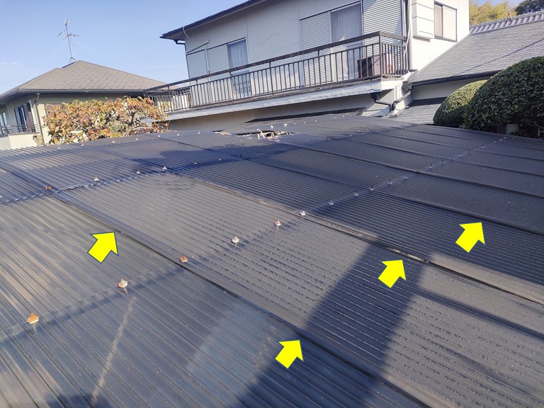 和歌山市で波板の継ぎ目に隙間がある