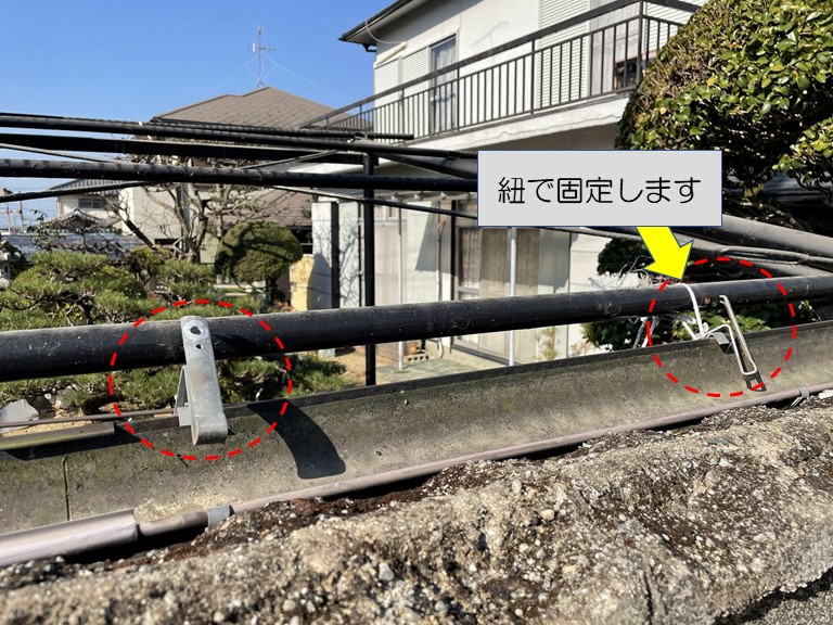 和歌山市で波板をめくると、受け金具が浮いた状態になります