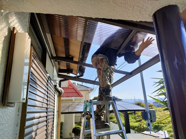 和歌山市で波板を端から順番に張っていきます