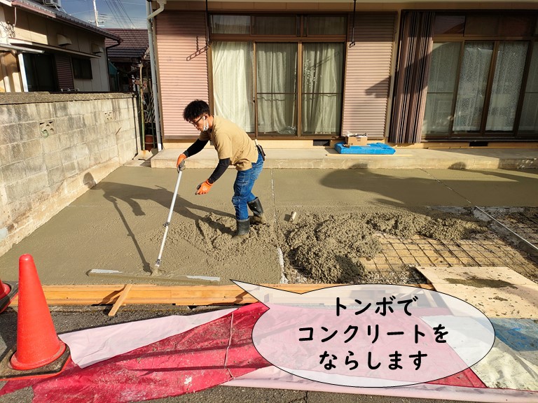 和歌山市で流したコンクリートをならします