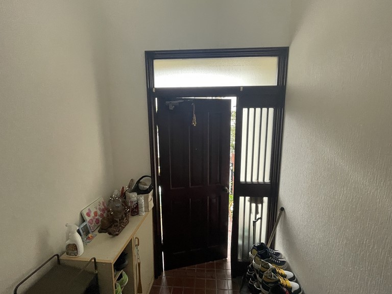 和歌山市で玄関の上から雨漏り