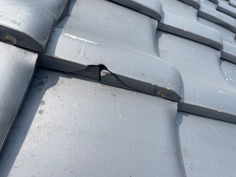 和歌山市で瓦が割れていました