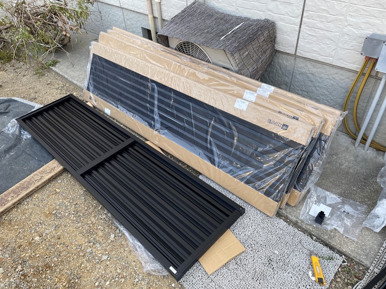 和歌山市で目隠しフェンスの目隠し部分を設置していきます