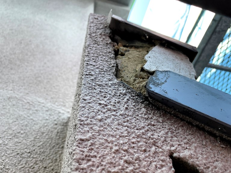 和歌山市で破損個所を補修するのにひび割れた部分は剥がします