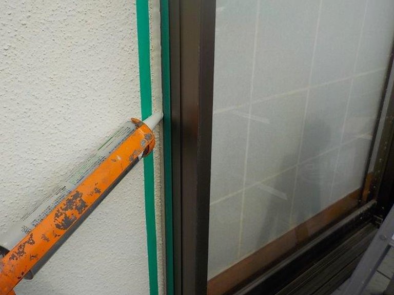 和歌山市で窓周りにコーキングを充填し防水しました