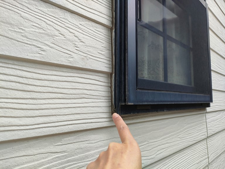 和歌山市で窓周りのコーキングも交換します