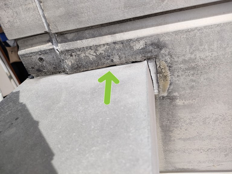 和歌山市で笠木と外壁の取合いに隙間がある